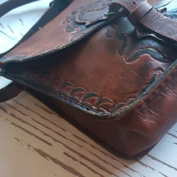 Vintage embosed floral brown crossbody bag - Picture 3 of 8